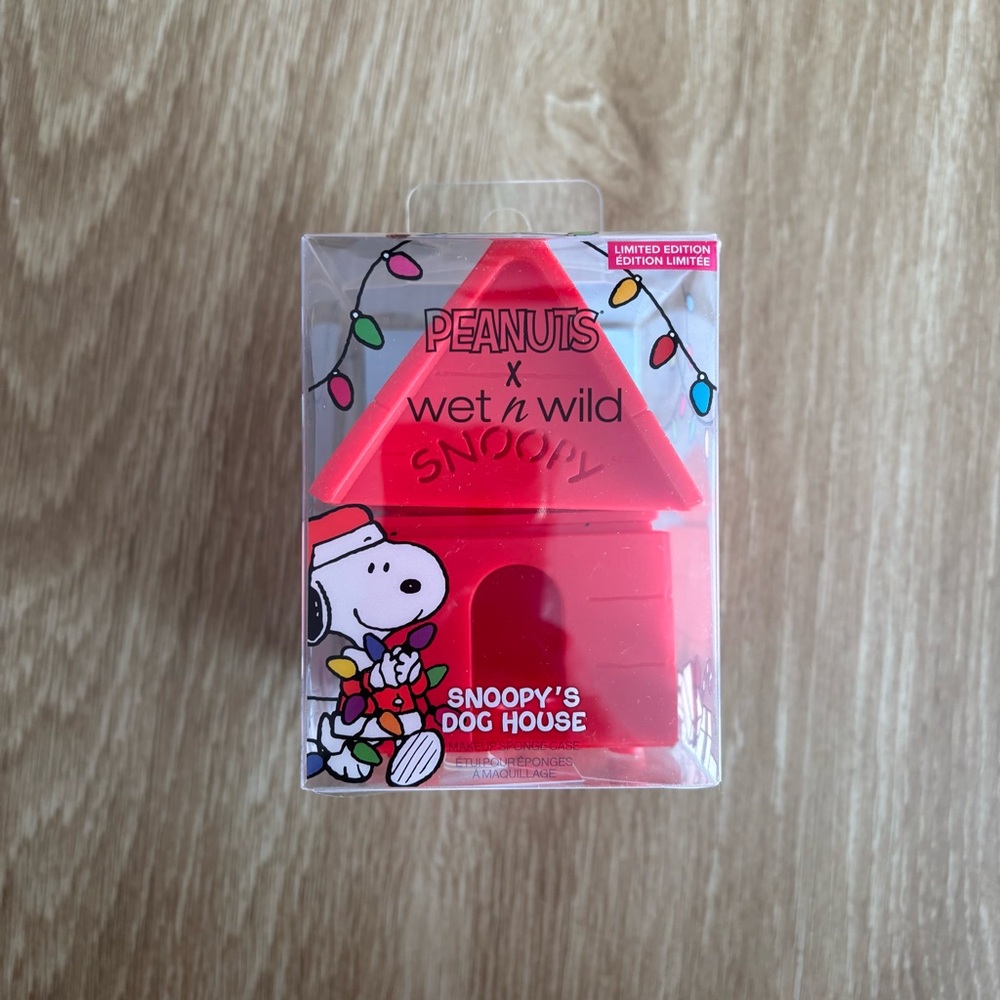 Wet n Wild x Peanuts Snoopy's Dog House Makeup Sponge Case. Limited edition